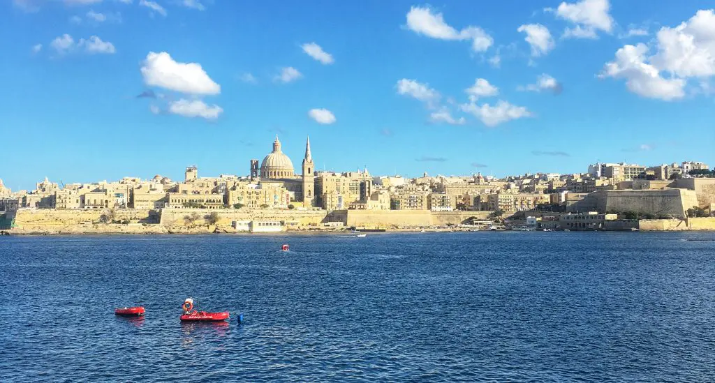10 Things you should know about Malta. Going to Malta - what you need to know. Image of Malta skyline