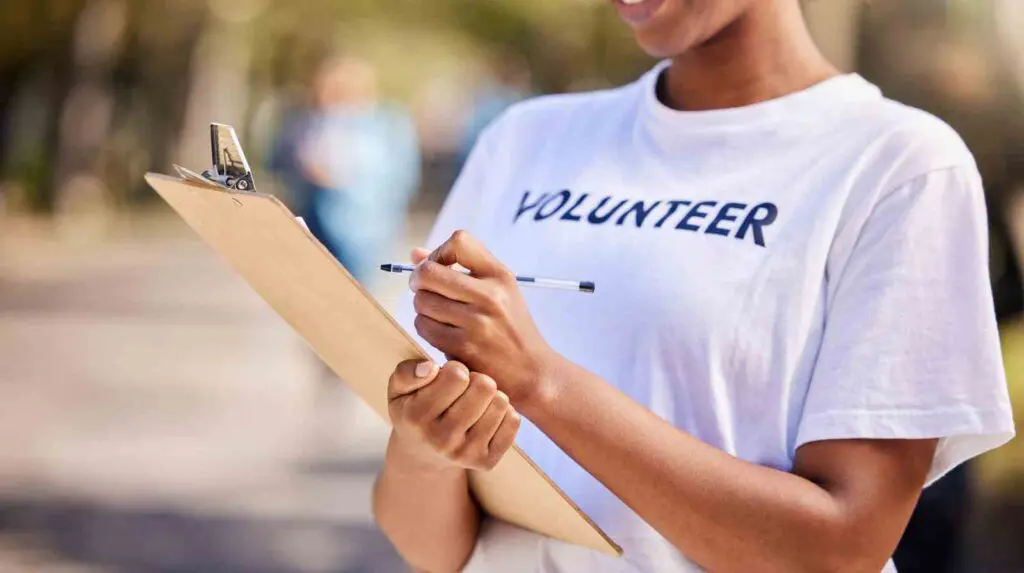 woman volunteering to make a difference