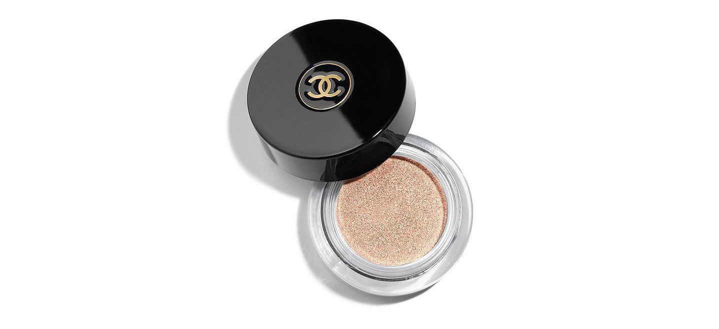 5 minute makeup rountine Image of CHANEL OMBRE PREMIÈRE.
